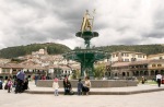 Cusco : Plaza de Armas, avec la statue de l'Inca